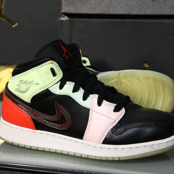 glow in the dark jordans 1